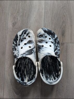CROCS Kids Marble-Print Clogs in Black & White